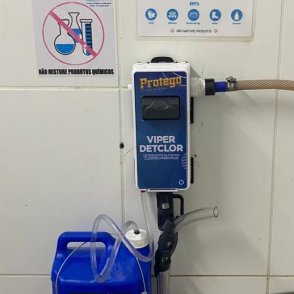 Diluidor automático Protego instalado na parede, dosando o detergente alcalino clorado Viper Detclor a partir de bombona ArboClean de 5 litros